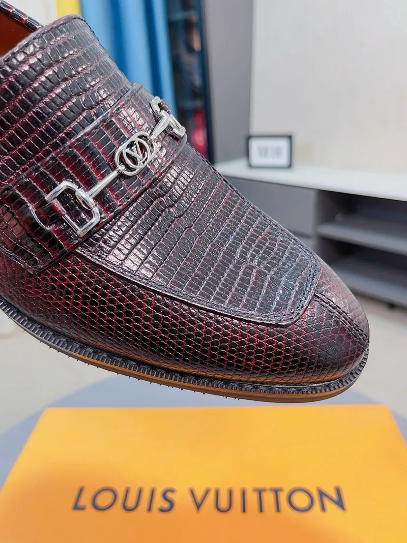 Ex-factory price 458🌹🌹【Louis Vuitton] LV official website synchronizes casual formal leather shoes, imported Italian first-layer calfskin, the leather feels natural and comfortable, and the flowing shoe body design embodies an extraordinary superior wearing experience. Smooth and tight hand-stitched seams achieve extraordinary noble taste. The lining is made of cowhide, which is high-end, comfortable and breathable, telling the man's high-spirited heart. Number of items in stock: 38-44 45 can be customized.